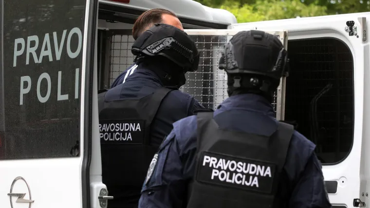 Vi&scaron;estruki ubojica Srđan Mlađan u pratnji dugih cijevi stigao u Varaždin