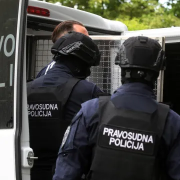 Vi&scaron;estruki ubojica Srđan Mlađan u pratnji dugih cijevi stigao u Varaždin