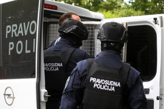 Vi&scaron;estruki ubojica Srđan Mlađan u pratnji dugih cijevi stigao u Varaždin