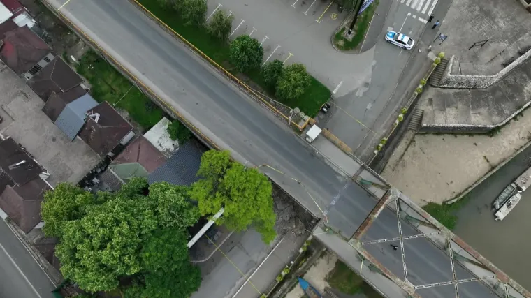 Nove snimke dronom uru&scaron;enog mosta na graničnom prijelazu Stara Gradi&scaron;ka