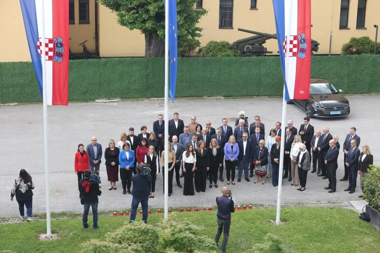 HDZ na meti žestokih kritika: 'Obukli ste velike lopovske cipele Ive Sanadera'