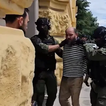 Pod fantomkama i s dugim cijevima: Pogledajte kako su odveli ubojicu Luke
