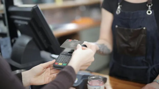Previ&scaron;e koristite debitnu karticu? Stručnjaci za financije imaju važne savjete