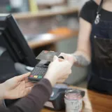 Previ&scaron;e koristite debitnu karticu? Stručnjaci za financije imaju važne savjete