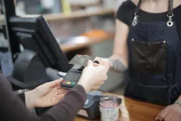 Previ&scaron;e koristite debitnu karticu? Stručnjaci za financije imaju važne savjete