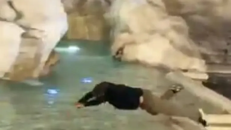 &Scaron;iri se snimka skoka na glavu u najpoznatiju fontanu na svijetu! Talijani su bijesni