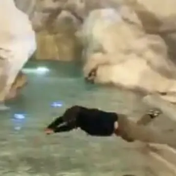 &Scaron;iri se snimka skoka na glavu u najpoznatiju fontanu na svijetu! Talijani su bijesni