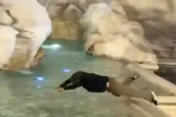 &Scaron;iri se snimka skoka na glavu u najpoznatiju fontanu na svijetu! Talijani su bijesni