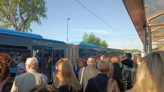 Nove gužve u Zagrebu, s okreti&scaron;ta ne voze tramvaji: 'Sad su pustili autobuse umjesto njih...'