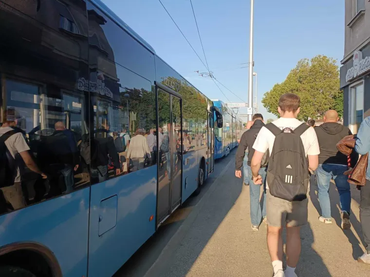 Nove gužve u Zagrebu, s okreti&scaron;ta ne voze tramvaji: 'Sad su pustili autobuse umjesto njih...'
