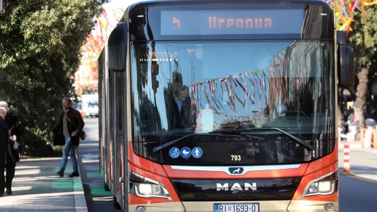 Ankici je autobus sletio u dvori&scaron;te, u njemu nije bilo ni vozača ni putnika: 'Čuli smo grmljavinu'