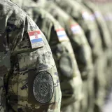 Hrvatski vojnici svjedočili stra&scaron;noj nesreći u Litvi, a onda postali heroji! Spasili vozača iz gorućeg automobila