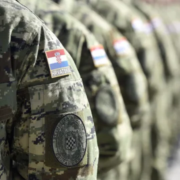 Hrvatski vojnici svjedočili stra&scaron;noj nesreći u Litvi, a onda postali heroji! Spasili vozača iz gorućeg automobila