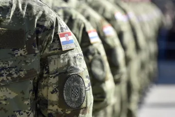 Hrvatski vojnici svjedočili stra&scaron;noj nesreći u Litvi, a onda postali heroji! Spasili vozača iz gorućeg automobila