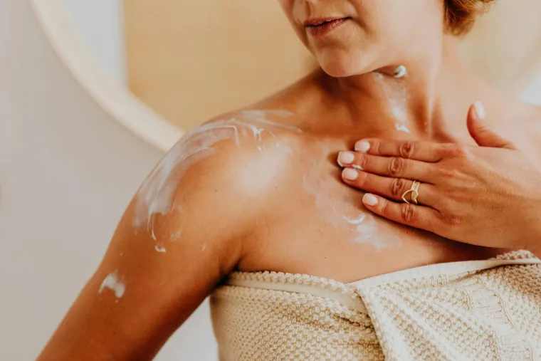 Zaboravljene zone prve odaju godine: Dermatolozi otkrivaju kako njegovati vrat i dekolte