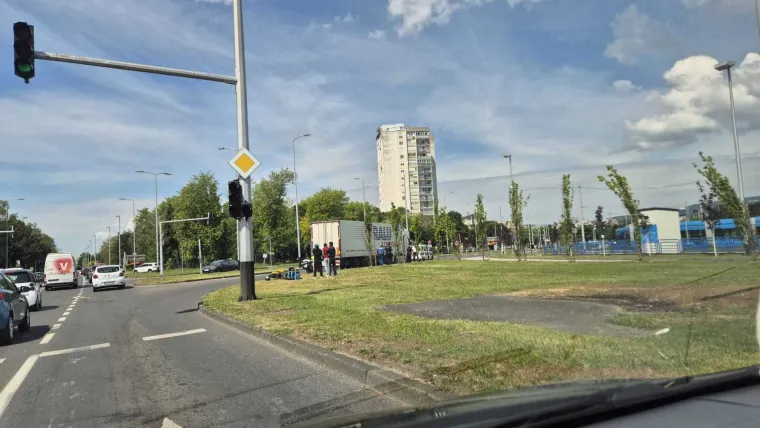 Kamion pokupio dostavljača na motociklu na Branimirovoj!