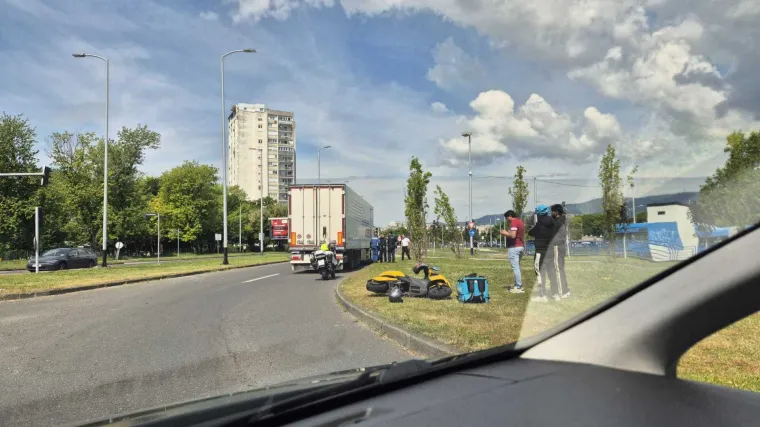 Kamion pokupio dostavljača na motociklu na Branimirovoj!