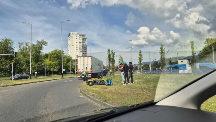 Kamion pokupio dostavljača na motociklu na Branimirovoj!