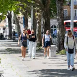 Sezona kratkih hlačica otvorena! Zgodne Riječanke u vrućim kombinacijama preuzele Korzo