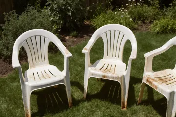 Nikako ne možete očistiti bijele stolice kako biste htjeli? Vratite im sjaj ovim metodama