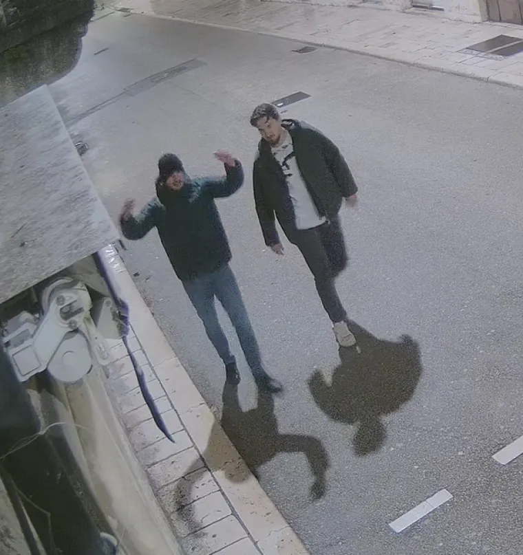 Policija traži ova dva mladića: Kamera ih snimila oko 3.50 sati, evo &scaron;to su napravili