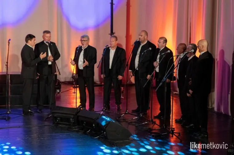 Spektakl duhovne glazbe u Metkoviću: Prepuna dvorana i odu&scaron;evljena publika na koncertu 'Za srce i du&scaron;u'