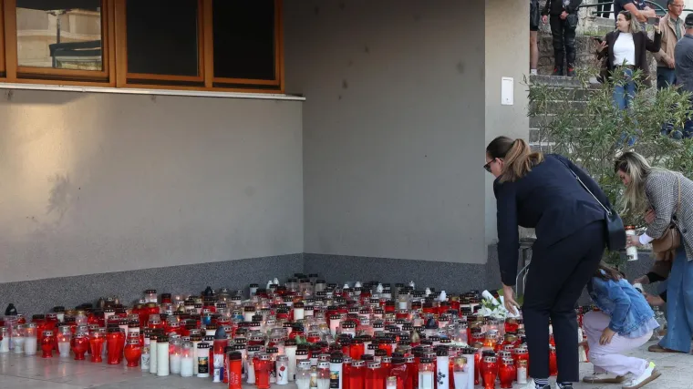 Građani na simboličan način odali počast ubijenom Luki i obitelji: 'Stvari treba mijenjati'