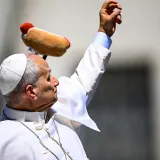 Papi Lavu doletio 'hot dog': Poku&scaron;ao ga je uhvatiti i nasmijao ljude