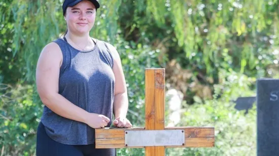 Kako bi skupila za faks, ponudila se da čisti grobove i u kratkom roku na&scaron;la čudesan broj klijenata