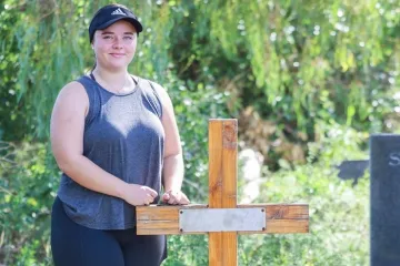 Kako bi skupila za faks, ponudila se da čisti grobove i u kratkom roku na&scaron;la čudesan broj klijenata