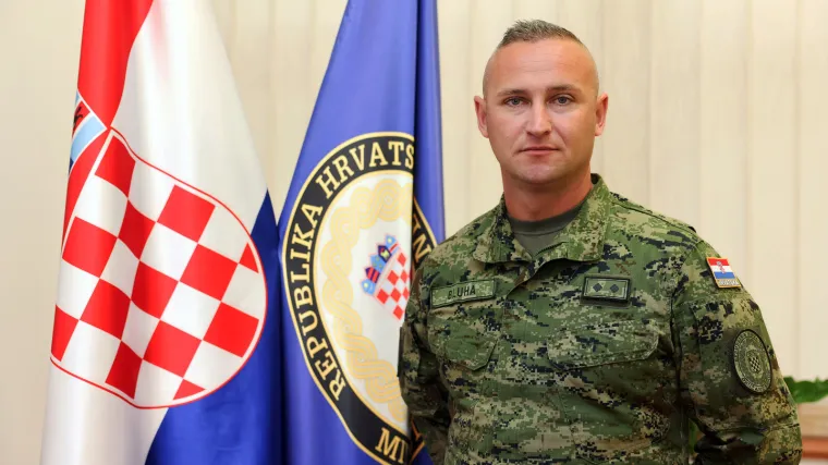 Vojnik Danijel spasio život mladom nogometa&scaron;u: Anu&scaron;ić mu uručio medalju