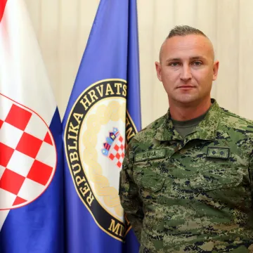Vojnik Danijel spasio život mladom nogometa&scaron;u: Anu&scaron;ić mu uručio medalju
