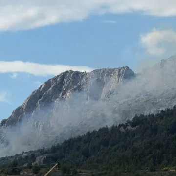 Vatrena stihija iznad Podstrane: Gori na padinama Peruna