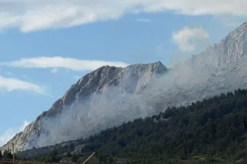 Vatrena stihija iznad Podstrane: Gori na padinama Peruna