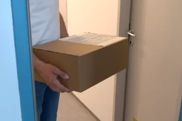 Zvoni vam po&scaron;tar? Na vratima je možda opasnost: 'Ovako ćete prepoznati prevaranta'

Hara nova prevara, scenarij je uvijek isti. Kako ju prepoznati prije nego &scaron;to ostanete bez novca?