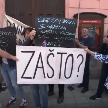 Suze u očima i zvižduci pred HNK-om: 'Ovo je postala strava! Udarili su na najosjetljivije'