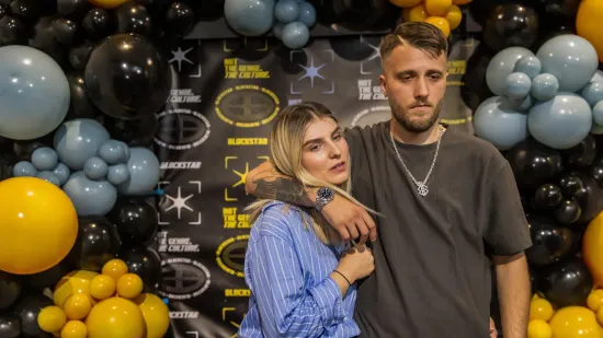 Gr&scaron;e okupio estradu u Splitu: Svu pažnju ukrala njegova samozatajna supruga Rafaela