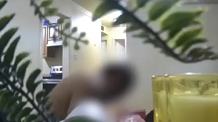Zatekao je najmodavca kako nasred poda veseli neku damu te snimku proslijedio medijima i policiji