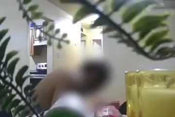 Zatekao je najmodavca kako nasred poda veseli neku damu te snimku proslijedio medijima i policiji
