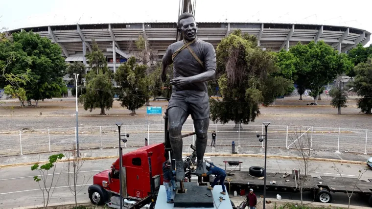 U gradu domaćinu Svjetskog prvenstva postavljen kip legendarnom Pel&eacute;u