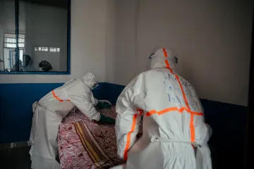 Raste broj mrtvih, smrtonosni virus se &scaron;iri na sprovodima: 'Svi se moraju mobilizirati'