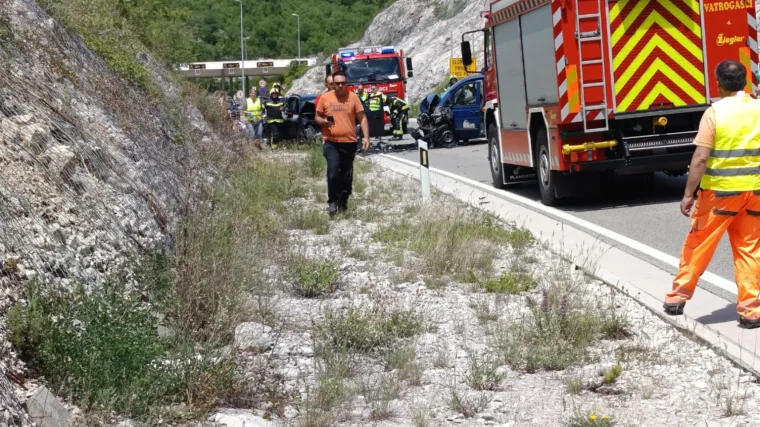 Kaos na jugu zemlje zbog prometne nesreće: Jedna osoba mrtva, petero ozlijeđenih