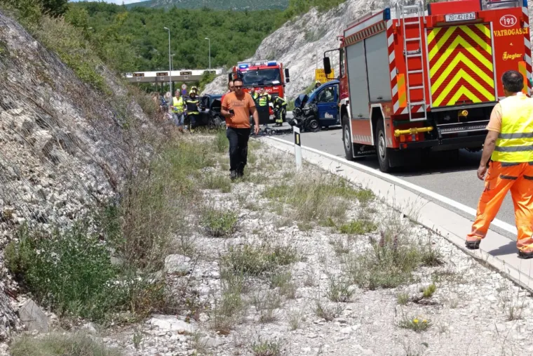Kaos na jugu zemlje zbog prometne nesreće: Stižu fotografije, ima vi&scaron;e ozlijeđenih