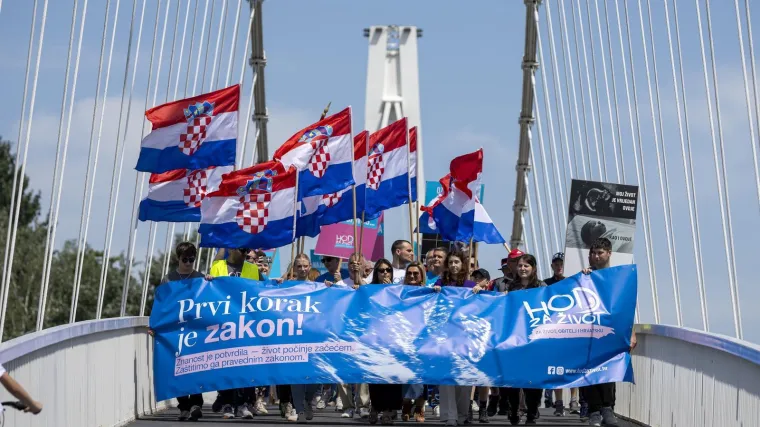 Snažne scene iz hrvatskih gradova: Tisuće na Hodu za život, pogledajte prizore iz Osijeka i Zapre&scaron;ića