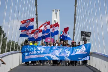 Snažne scene iz hrvatskih gradova: Tisuće na Hodu za život, pogledajte prizore iz Osijeka i Zapre&scaron;ića