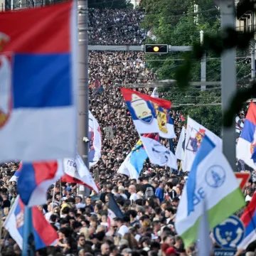 Veliki prosvjed trese Srbiju! Pogledajte dramatične scene iz Beograda, rijeke prosvjednika su ga blokirale