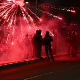 Beograd potonuo u kaos! Nakon velikog prosvjeda eruptirali neredi, odjekuju eksplozije: Krenula i uhićenja