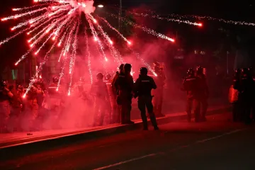 Beograd potonuo u kaos! Nakon velikog prosvjeda eruptirali neredi, odjekuju eksplozije: Krenula i uhićenja