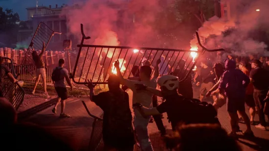 Beograd potonuo u kaos! Nakon velikog prosvjeda eruptirali neredi, odjekuju eksplozije: Krenula i uhićenja
