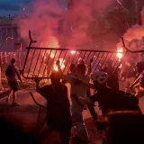 Beograd potonuo u kaos! Nakon velikog prosvjeda eruptirali neredi, odjekuju eksplozije: Krenula i uhićenja